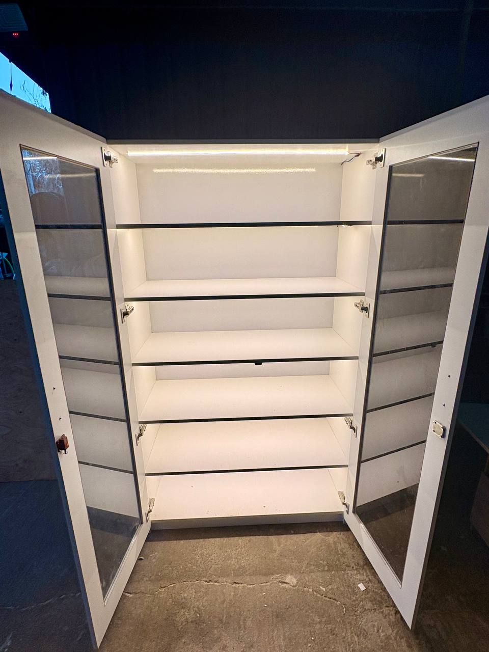 36 x 14 x 60 Inches Blockboard Cabinet with Lock & Lighting 7 Layers Code : T19